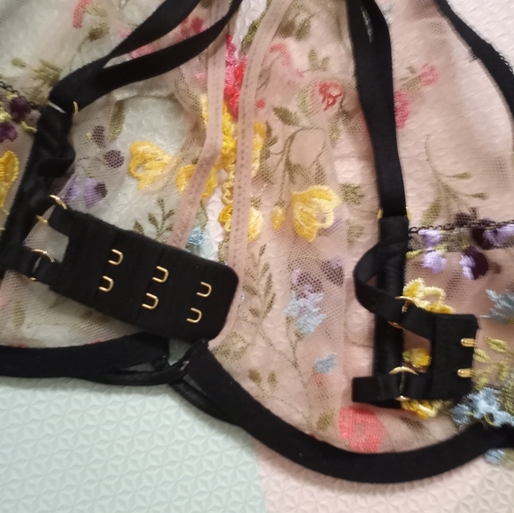 VS Dream Angel Plunge Unlined Bra size 32D - Picture 4 of 6